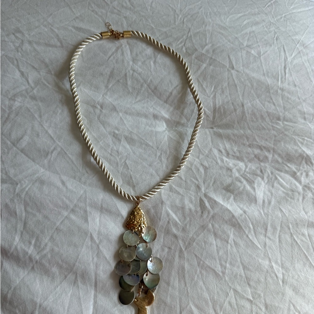Statement fish necklace!